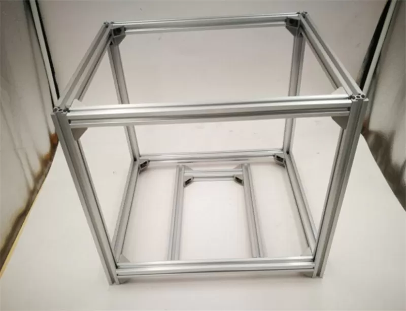 Estrutura de perfil de alumínio para impressora 3D.