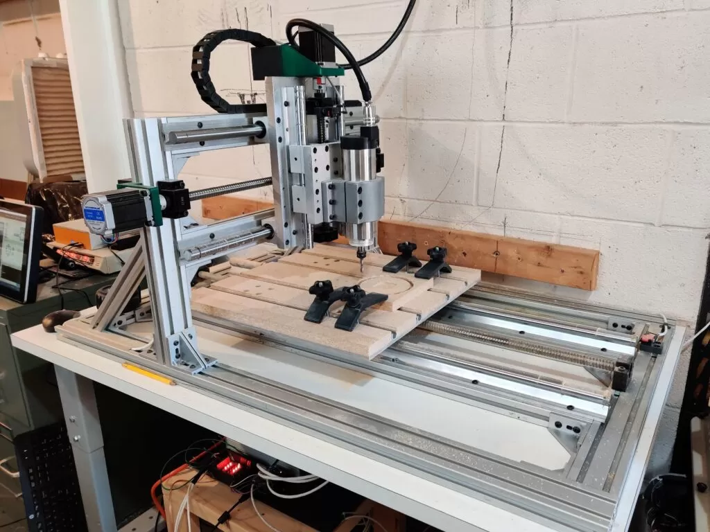 Estrutura de router CNC feita em perfil de alumínio modular.