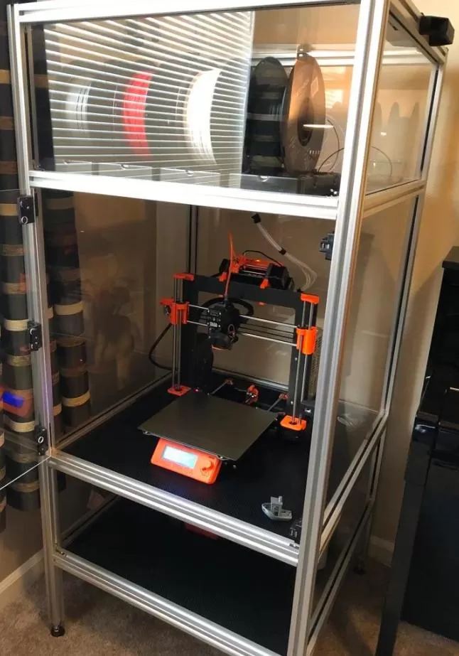 Impressora 3D construída a partir de perfis de alumínio.